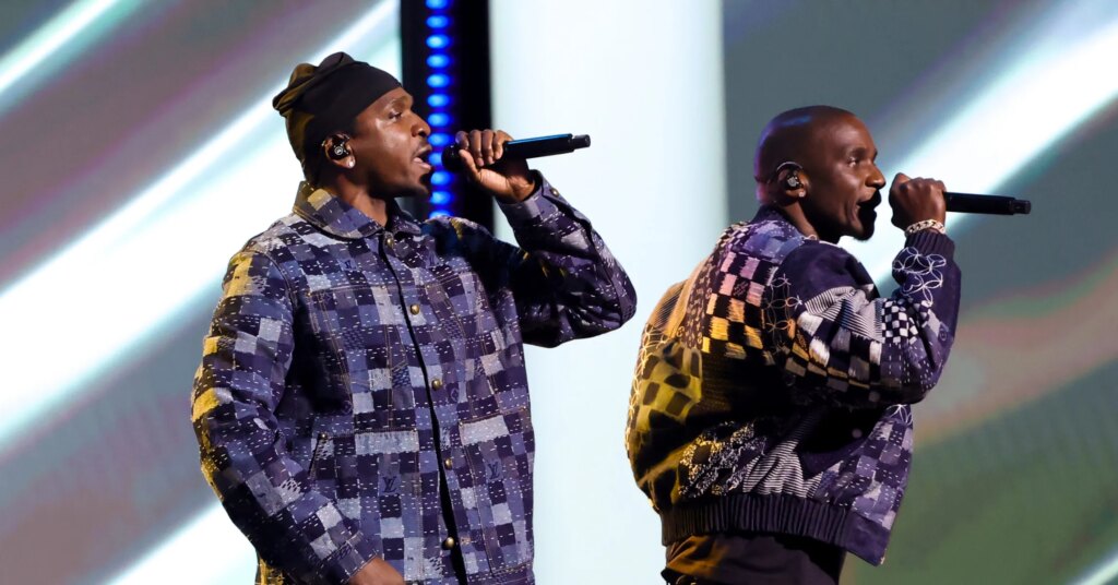 Clipse Bring Out Kendrick Lamar To Perform “Chains & Whips” In Los Angeles Clipse Bring Out Kendrick Lamar To Perform “Chains & Whips” In Los Angeles