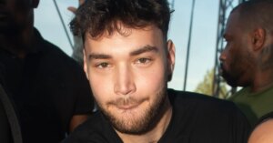 Drake Gifts Adin Ross 2,000 Subs Following Ross's Twitch Return Drake Gifts Adin Ross 2,000 Subs Following Ross's Twitch Return