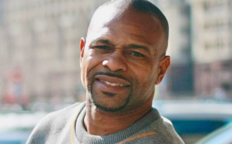 Roy Jones Jr. Receives Olympic Gold Medal From Park Si-Hun
