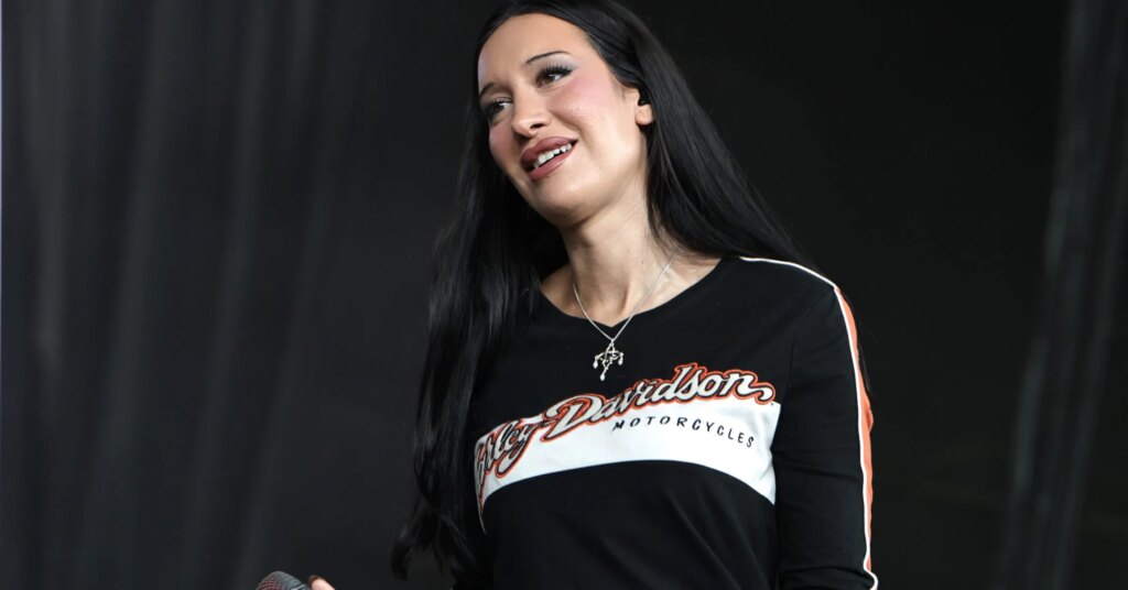 Julia Wolf Reveals Drake DM’d Her At 6 AM Julia Wolf Reveals Drake DM’d Her At 6 AM