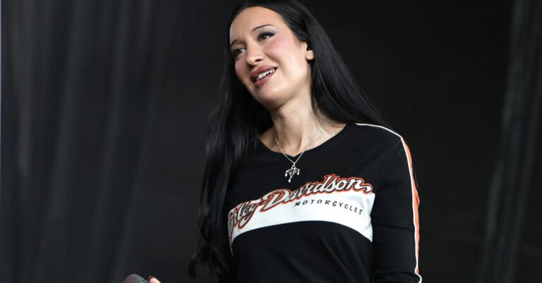 Julia Wolf Reveals Drake DM’d Her At 6 AM Julia Wolf Reveals Drake DM’d Her At 6 AM