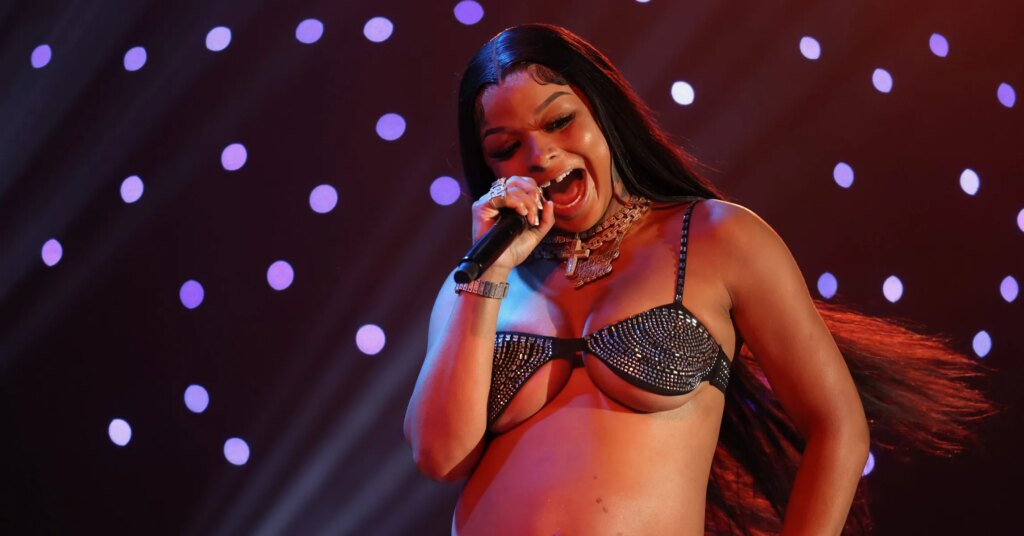 HoodTrophy Bino Trolls Chrisean Rock For Sucking His Toes