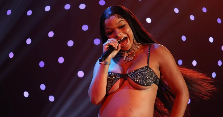 HoodTrophy Bino Trolls Chrisean Rock For Sucking His Toes