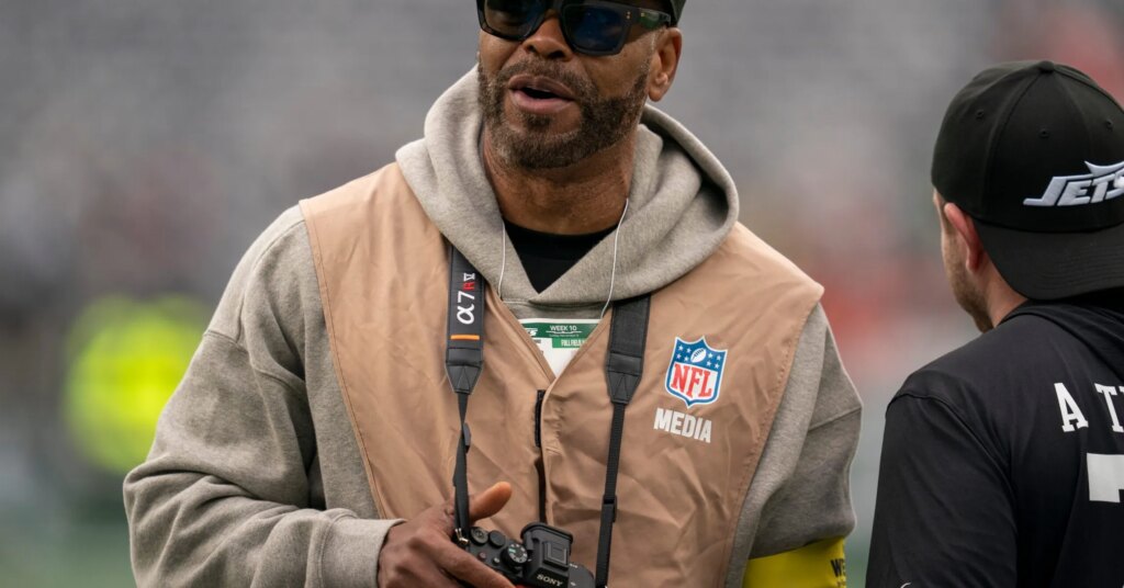 Max B Asks Method Man To Get Him A Job At New York Jets Game