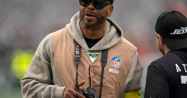 Max B Asks Method Man To Get Him A Job At New York Jets Game