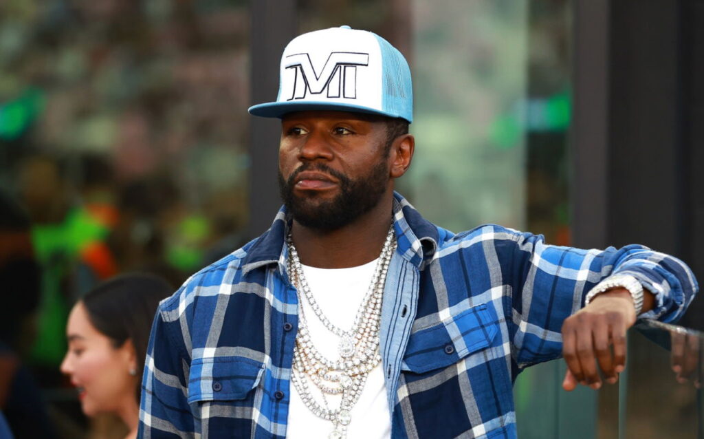 Floyd Mayweather Announces Return To Boxing Ring