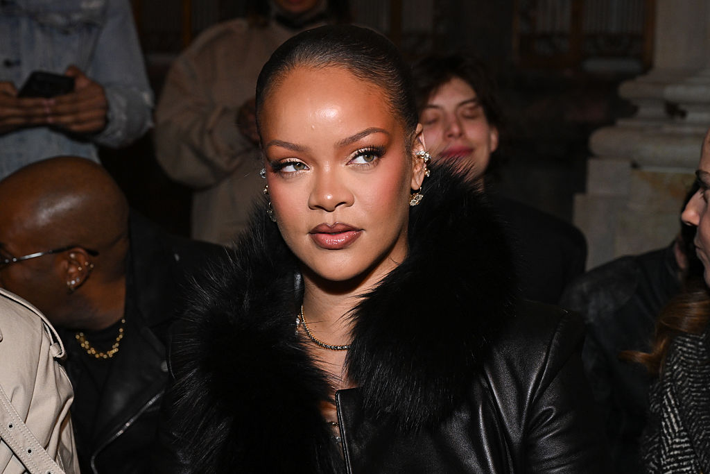 RIH-Laaaaax Y’all: Rihanna Gives Fans Some RIH-lief From Unrelenting Pregnancy Rumors