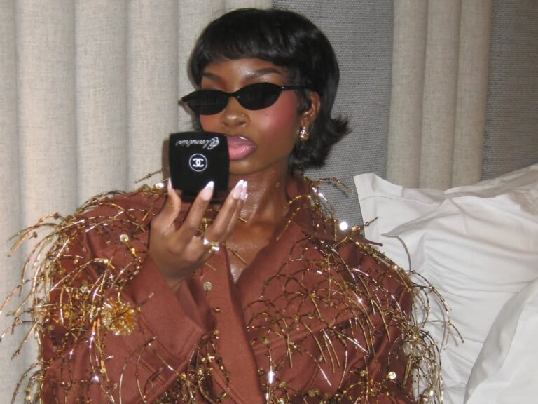 How This Tech Item Became A Must-Have Accessory For Mirror Selfies