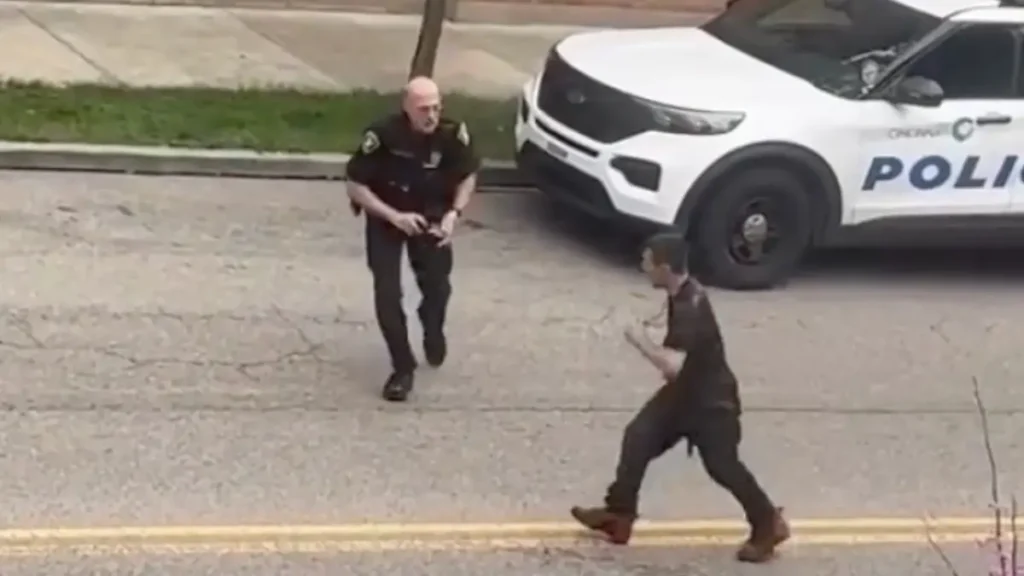 Ohio Man Turns Police Chase into a Wild Cat-and-Mouse Scene, But It’s What Viewers Noticed About the Cop’s Response That Has Everyone Saying the Same Ohio Man Turns Police Chase into a Wild Cat-and-Mouse Scene, But It’s What Viewers Noticed About the Cop’s Response That Has Everyone Saying the Same