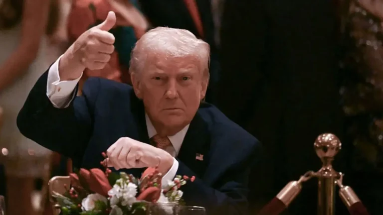 ‘A True Sociopath’: Trump Faces Fresh Backlash After Embarrassing Viral Photo Comes Back to Bite Him, and One Detail About the Timing Sets People Off ‘A True Sociopath’: Trump Faces Fresh Backlash After Embarrassing Viral Photo Comes Back to Bite Him, and One Detail About the Timing Sets People Off