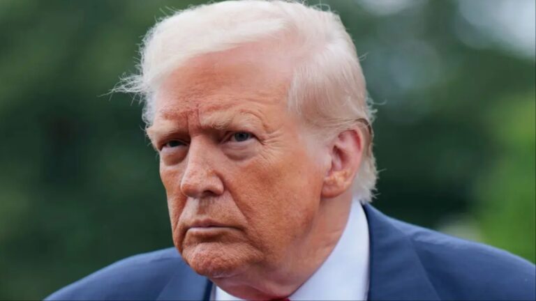 ‘Holding on for Dear Life’: Trump Struggles to Climb Plane Stairs on His Own Before a Man in Uniform Rushes In as Viewers Zoom In on One Troubling Detail ‘Holding on for Dear Life’: Trump Struggles to Climb Plane Stairs on His Own Before a Man in Uniform Rushes In as Viewers Zoom In on One Troubling Detail
