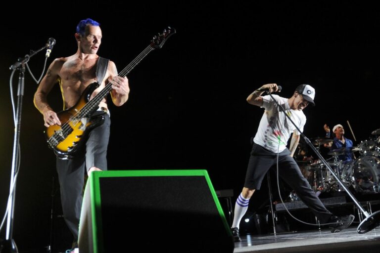 Red Hot Chili Peppers Sell Recorded Catalog To WMG For 0M
