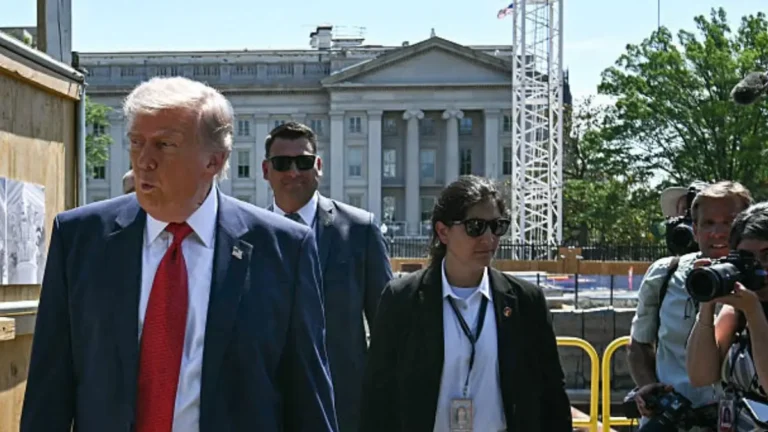 ‘Don’t Look at My Waist’: Trump’s Ballroom Showcase Unravels as Chaos Breaks Out Around Him — Cameras Catch Him Desperately Trying to Hide His Stomach ‘Don’t Look at My Waist’: Trump’s Ballroom Showcase Unravels as Chaos Breaks Out Around Him — Cameras Catch Him Desperately Trying to Hide His Stomach