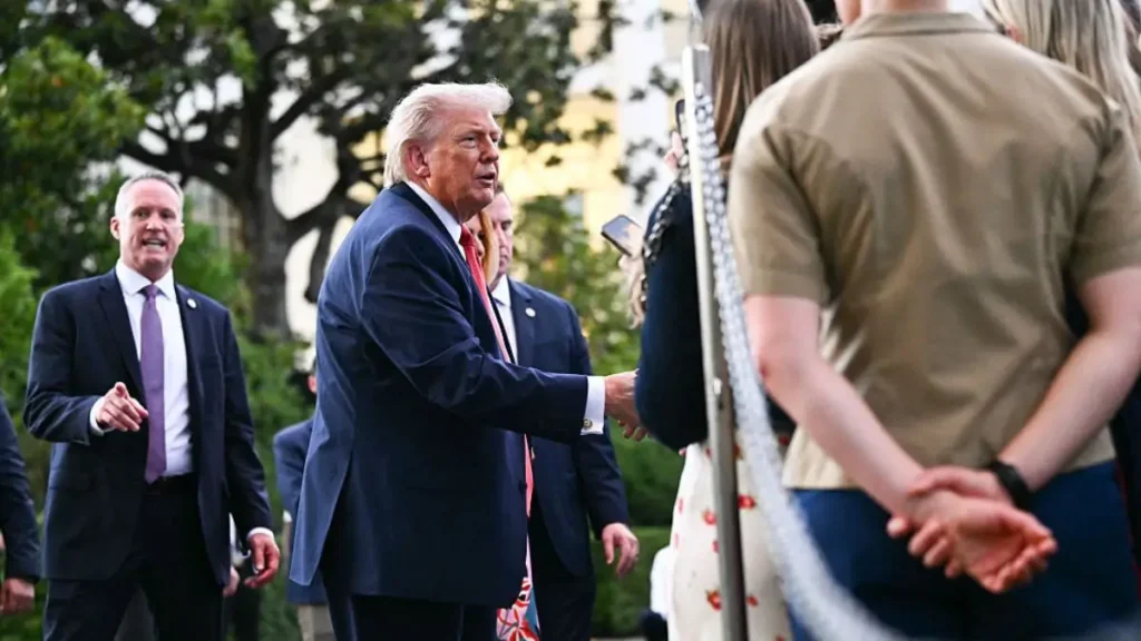 ‘OMG’: Trump’s Photo Op with Construction Workers Takes an Awkward Turn After He Starts Clocking One Detail That Feels Way Too Personal ‘OMG’: Trump’s Photo Op with Construction Workers Takes an Awkward Turn After He Starts Clocking One Detail That Feels Way Too Personal
