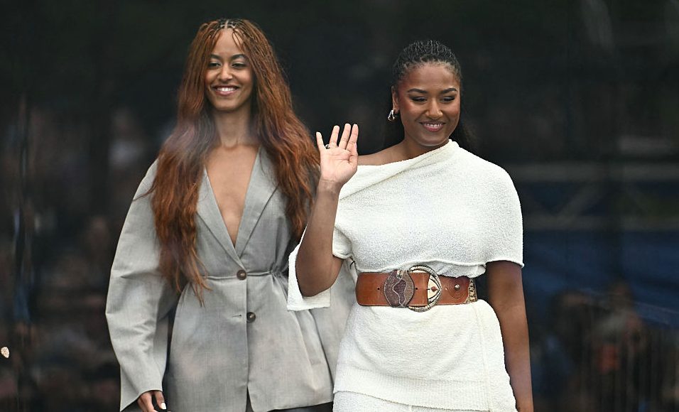 Forever First Daughters Malia & Sasha Obama Reunite With Parents For Rare Public Appearance At Star-Studded Obama Presidential Center Opening Forever First Daughters Malia & Sasha Obama Reunite With Parents For Rare Public Appearance At Star-Studded Obama Presidential Center Opening