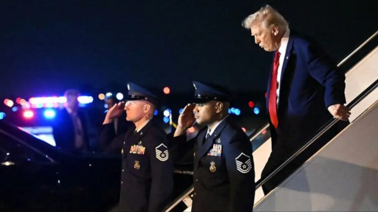 ‘Those Cankles’: Trump Struggles to Move His Legs and Gets Stranded on Flight of Stairs —Then Aides Panic and Rush to Block the Evidence from Cameras ‘Those Cankles’: Trump Struggles to Move His Legs and Gets Stranded on Flight of Stairs —Then Aides Panic and Rush to Block the Evidence from Cameras