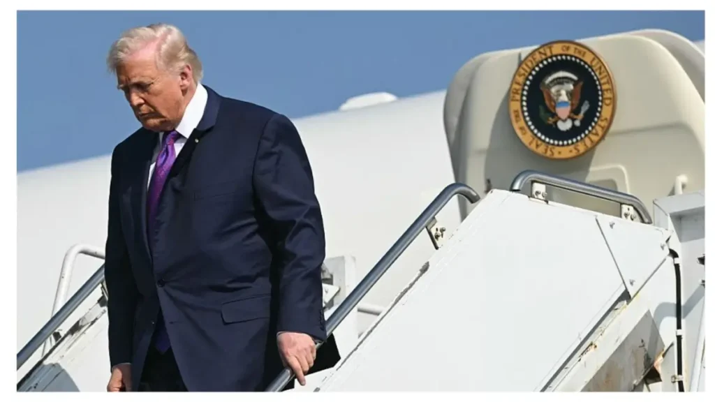 ‘What’s Up with His Left Foot?’: Trump’s New Air Force One Unveiling Draws Praise — Until That Double Pause on the Staircase Sets Off Alarm Bells ‘What’s Up with His Left Foot?’: Trump’s New Air Force One Unveiling Draws Praise — Until That Double Pause on the Staircase Sets Off Alarm Bells
